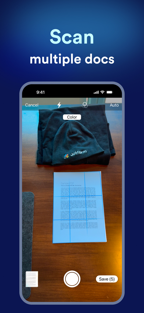 Jotform Sign, Fill & Send Docs - Un smartphone utilizando Jotform Sign para escanear múltiples documentos en una mesa