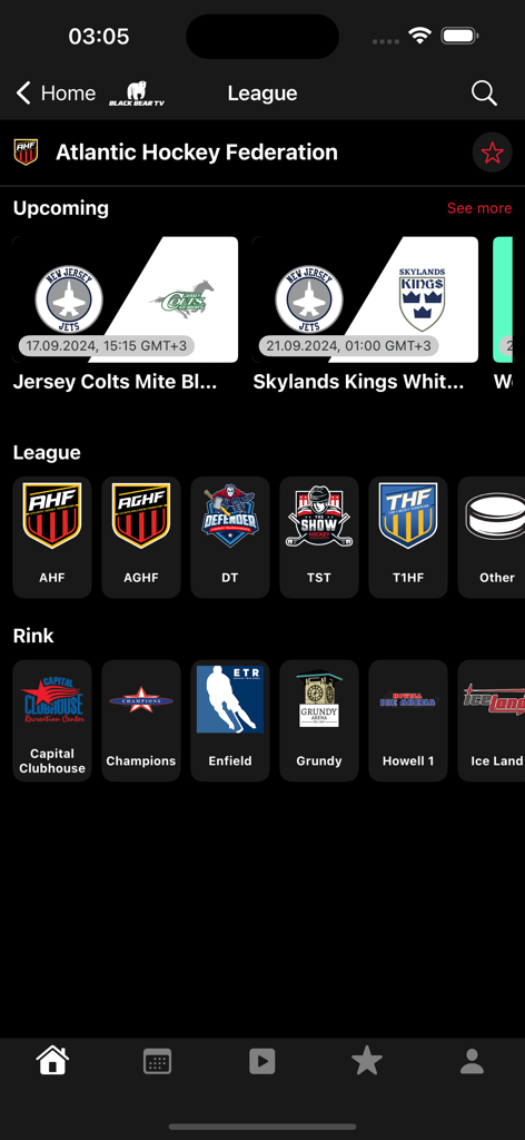 L'interfaccia dell'app BlackBear TV mostra la pagina del campionato Atlantic Hockey Federation con le partite in arrivo e un elenco delle piste locali.