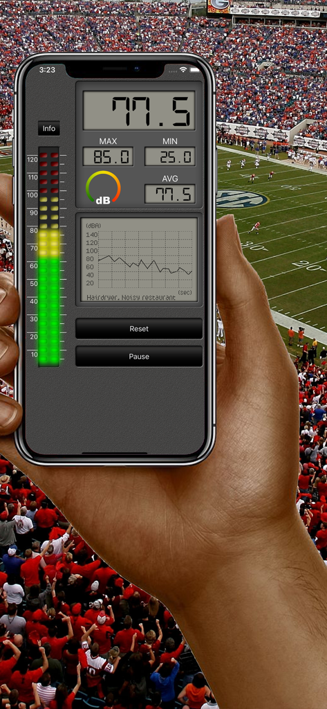 Una persona sosteniendo un iPhone en un estadio de fútbol usando la aplicación Decibel Metre para medir los niveles de sonido.