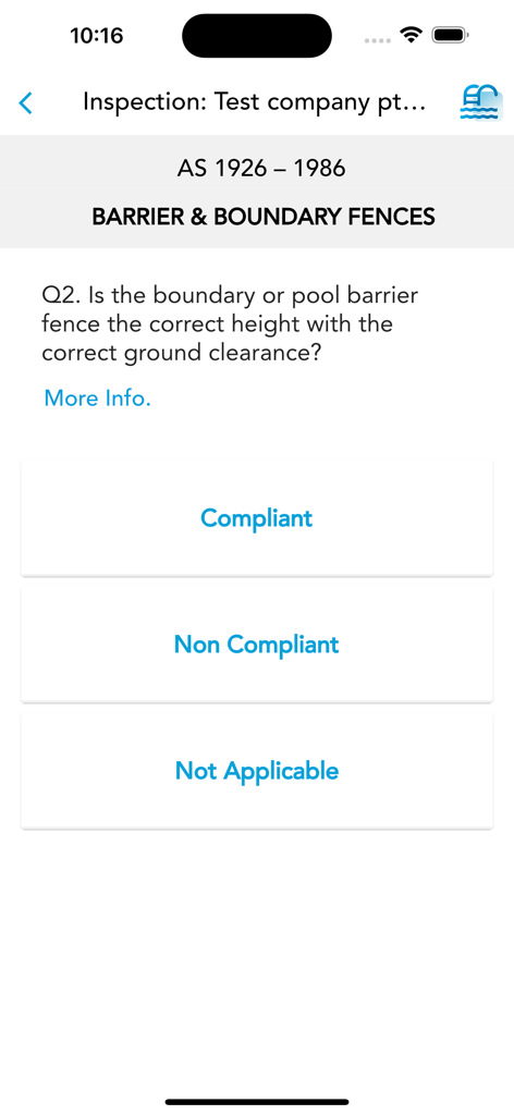 Pantalla de la aplicación móvil que muestra una pregunta de la lista de verificación de inspección de la valla de la piscina con opciones de resultados conforme o no conforme.