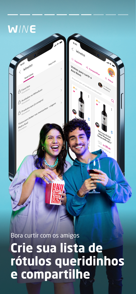 Wine: Loja e Clube de Vinhos - Deux amis savourant du vin et du popcorn avec la fonction de liste de vins de l'application Vin affichée sur des smartphones derrière eux