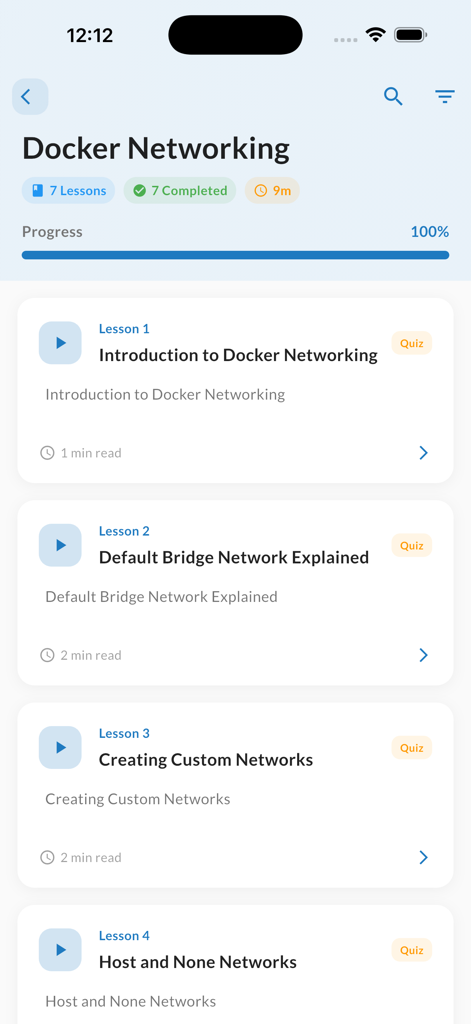 Interfaccia dell'app mobile che mostra un elenco di lezioni di Docker Networking con monitoraggio dei progressi.