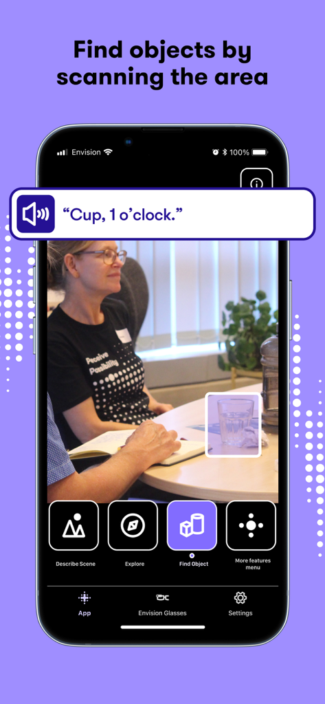 Envision AI - Envision AIアプリのスクリーンショットで、オブジェクト検索機能がテーブルの上のカップを音声フィードバックで識別しています