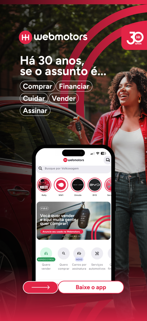 Ein Smartphone, das die Webmotors-App-Oberfläche neben einer lächelnden Frau mit Autoschlüsseln zeigt.