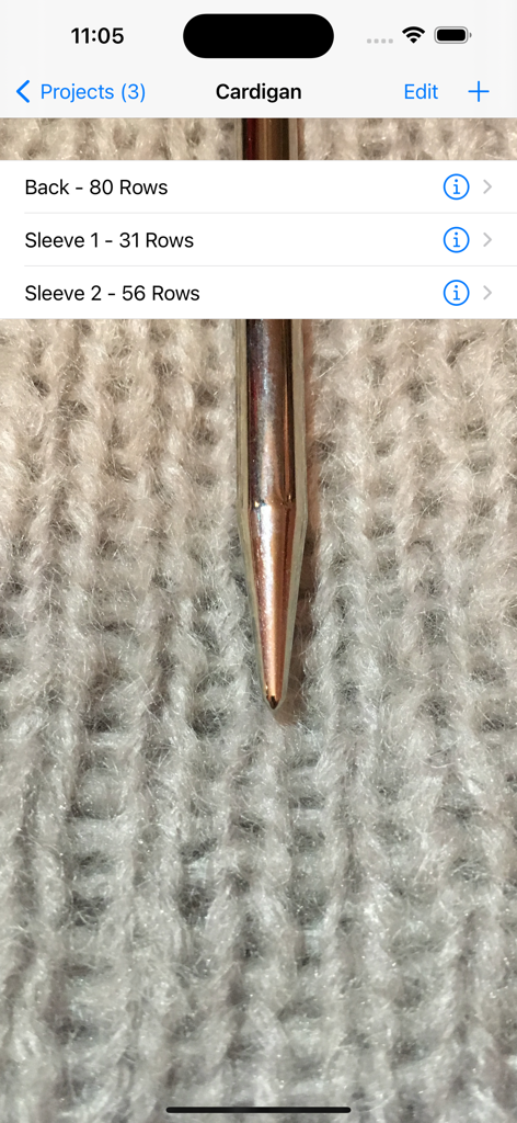 RowCounter - RowCounter App-Oberfläche zeigt Reihenzählungen für Strickjackenteile mit einem benutzerdefinierten Strickhintergrund.