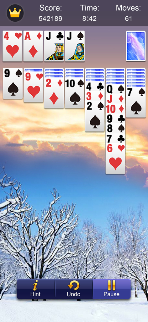 Una partita di classico Solitario Klondike con uno sfondo paesaggistico invernale