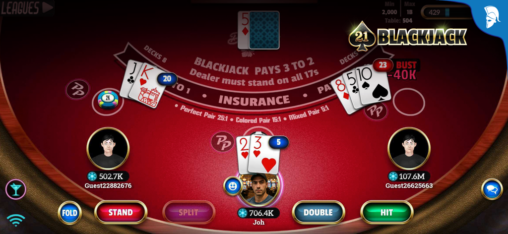 Blackjack 21: Live Casino game - Schermata di gioco del Blackjack 21 Live Casino che mostra un tavolo da carte virtuale con giocatori e opzioni di scommessa