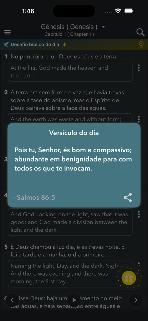 Bíblia Sagrada em Português - Uma tela de celular do aplicativo Bíblia Sagrada em Português mostrando um pop-up de versículo do dia com tradução bilíngue em inglês em modo escuro.