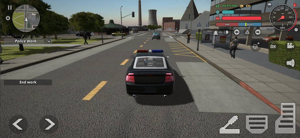 Police Cop Simulator. Gang War - 市街地の路上を走行するパトカーのゲーム内ビュー。様々なシミュレーションコントロールとUI要素が表示されている。