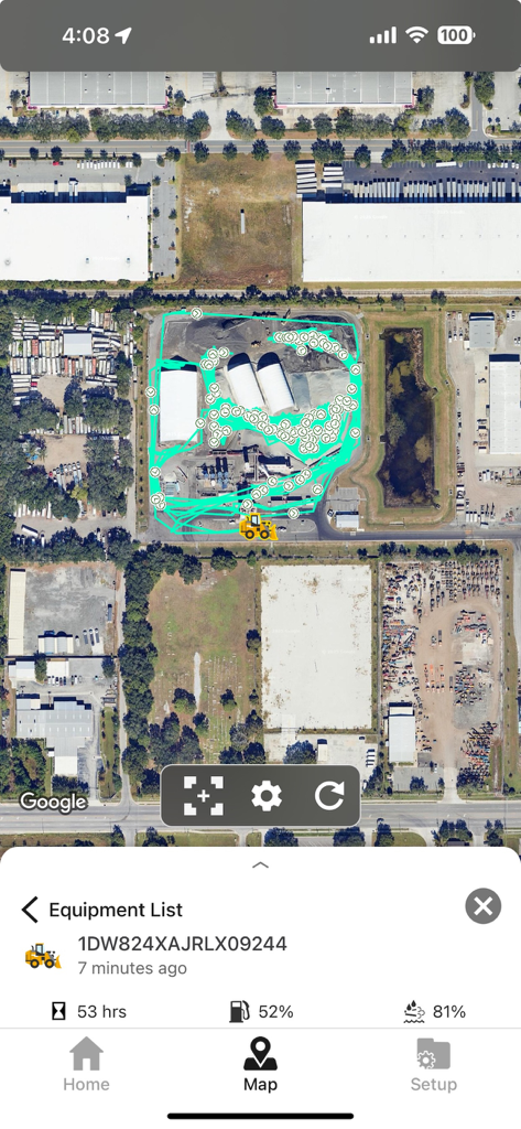 Operations Center Mobile - Aplicación John Deere Operations Center Mobile que muestra el historial de ubicación de una máquina y los niveles de combustible en una vista de mapa satelital