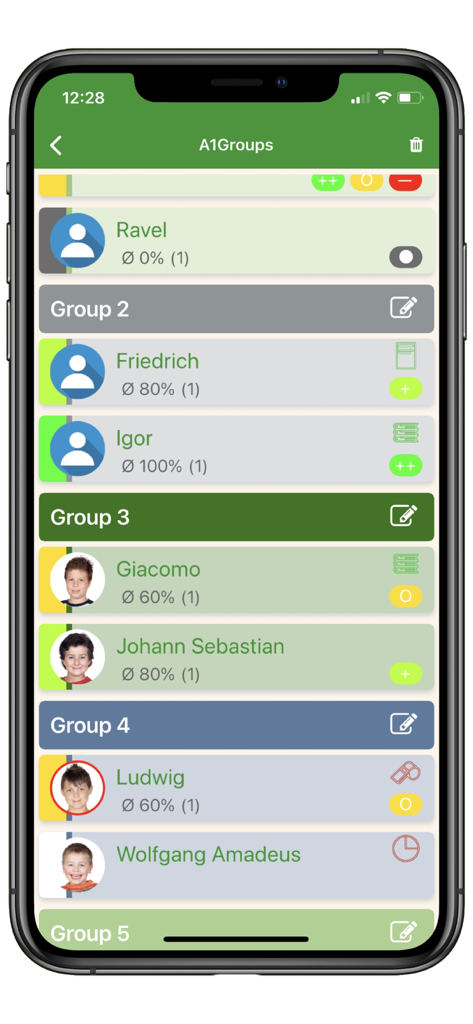 FlixGRADE  - a teacher planner - Interface do aplicativo móvel FlixGRADE mostrando alunos organizados em grupos com porcentagens de participação e ícones de status.