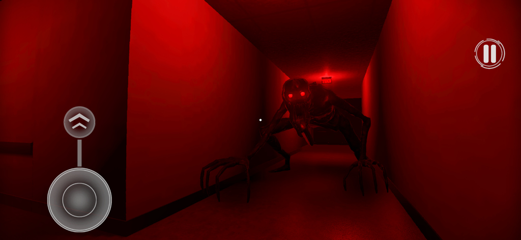 Backrooms: Outrun To Survive! - Un monstruo aterrador con ojos rojos brillantes persigue al jugador por un oscuro pasillo rojo en las Backrooms