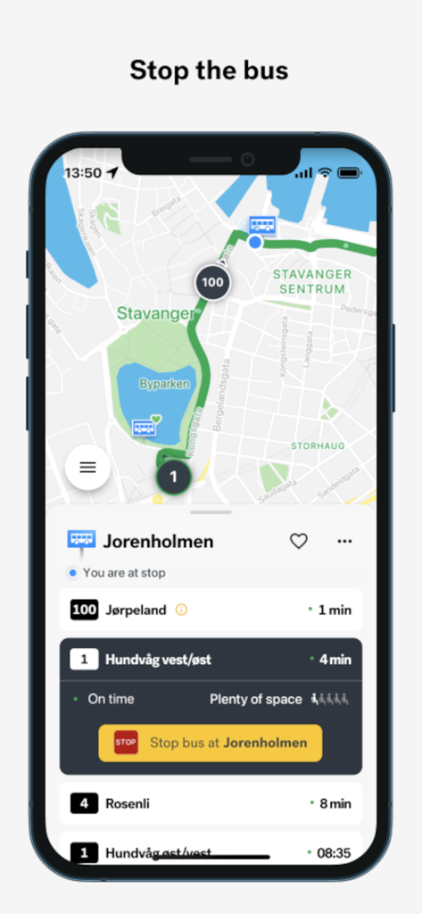 Uno schermo di smartphone che mostra l'app di navigazione Kolumbus con una mappa in tempo reale di Stavanger e un pulsante per richiedere la fermata dell'autobus.