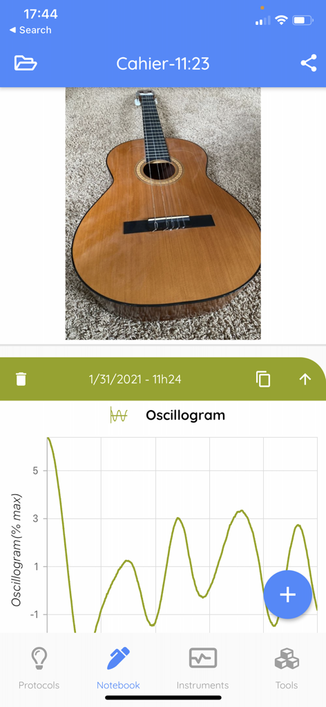 FizziQ-App wissenschaftliches Notizbuch-Interface, das ein Gitarrenfoto und ein Schall-Oszillogramm-Diagramm anzeigt