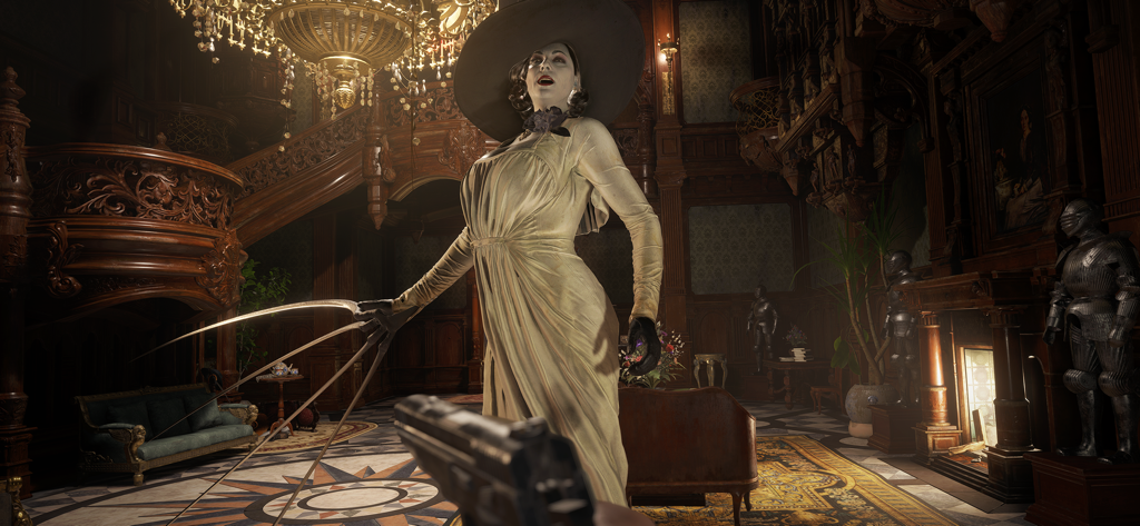 Vista en primera persona de Lady Dimitrescu con largas garras en un gran salón de Resident Evil Village