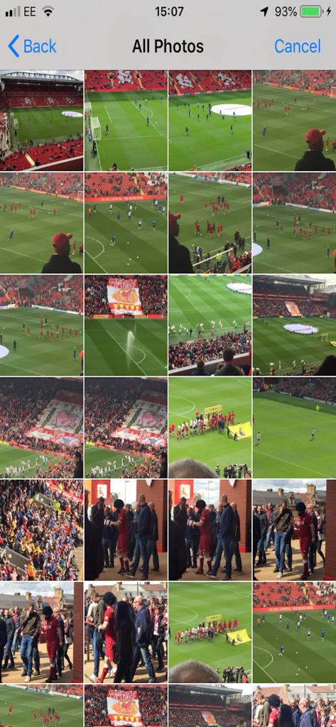 Una cuadrícula de fotos que muestra un partido de fútbol y aficionados en la galería de la aplicación Photo Locator