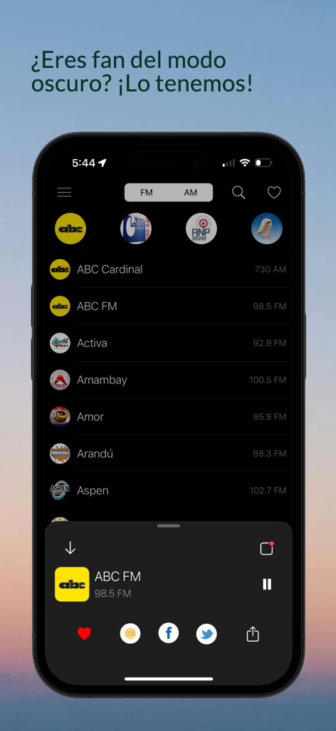 Radios Paraguay - Interfaz de la aplicación Radios Paraguay en modo oscuro mostrando una lista de estaciones de radio paraguayas y controles de reproducción.
