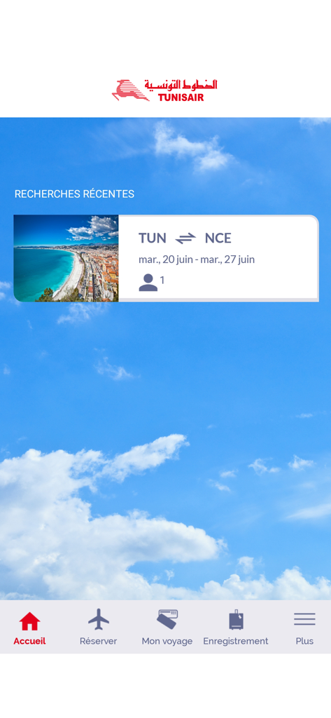 Pantalla de inicio de la aplicación móvil Tunisair mostrando una búsqueda reciente de vuelo de Túnez a Niza sobre un fondo de cielo azul.