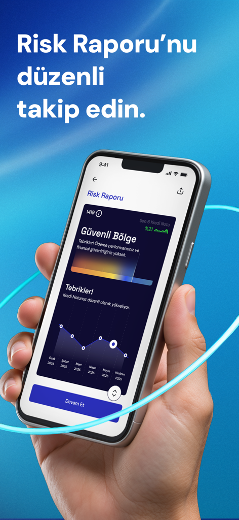 Findeks: Kredi Notu - Une main tenant un smartphone affichant le rapport de risque Findeks avec un graphique de score de crédit et un indicateur de zone de sécurité.