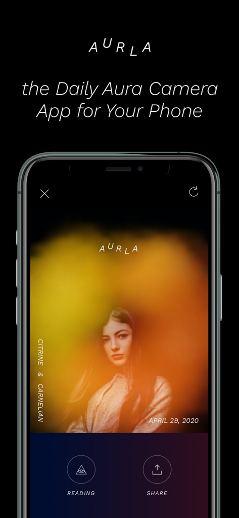 AURLA: Aura Photos & Readings - Il ritratto di una donna all'interno dell'interfaccia dell'app AURLA con un vibrante effetto aura arancione e giallo