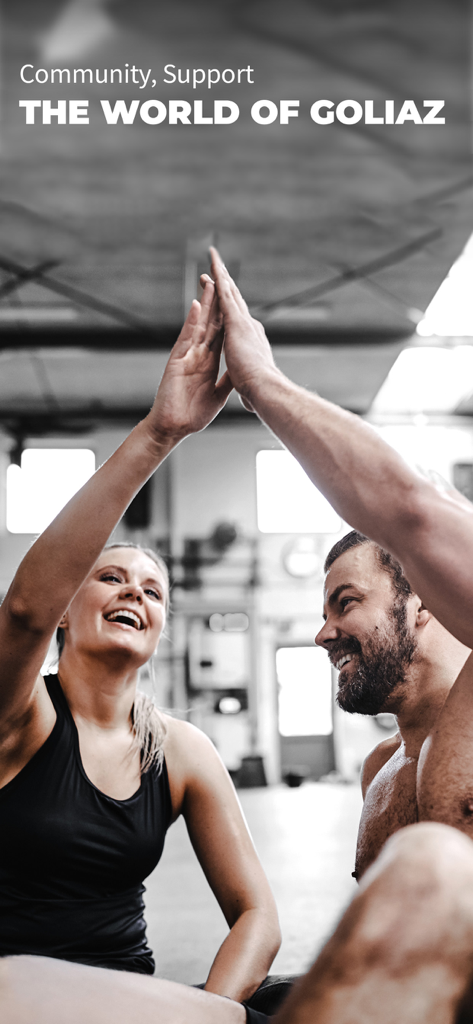 Un uomo e una donna che si danno il cinque in palestra, a rappresentare la community e il supporto di fitness di Goliaz.