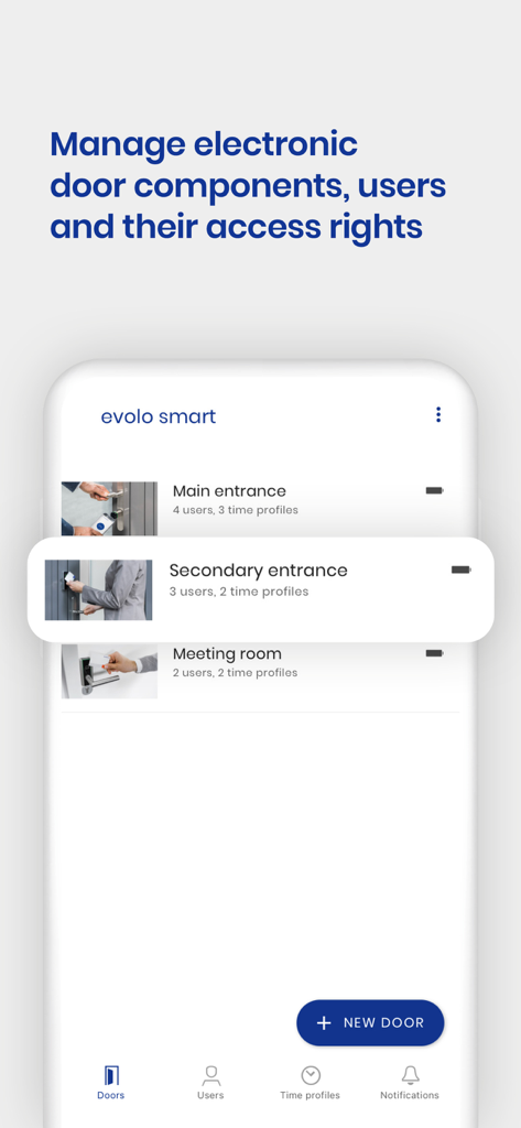 Captura de pantalla de la aplicación dormakaba evolo smart mostrando la pantalla de gestión de puertas con opciones para los ajustes de acceso de la entrada principal, entrada secundaria y sala de reuniones.