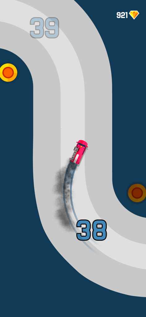 Un coche rojo realizando un drift en una curva en el juego móvil Sling Drift.