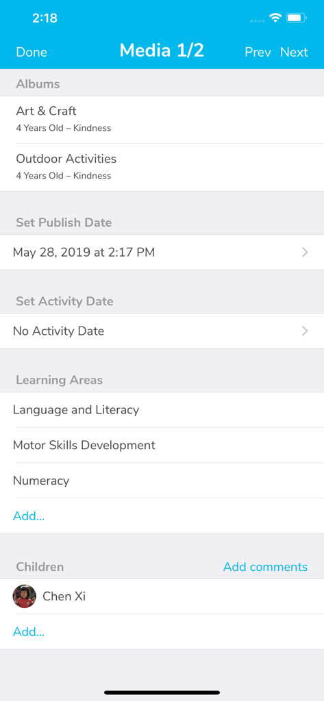 Interfaz de la aplicación LittleLives para Maestros que muestra opciones para etiquetar medios con álbumes, áreas de aprendizaje y nombres de estudiantes