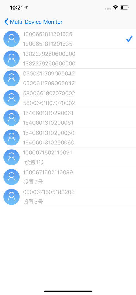Lista del monitor multidepositivo en la aplicación EZ Tracking mostrando varios identificadores e iconos de rastreadores GPS.
