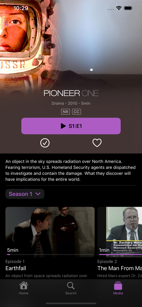 Swiftfin - Detailansicht einer TV-Serie in der Swiftfin-App mit Episodenbeschreibungen und Play-Button