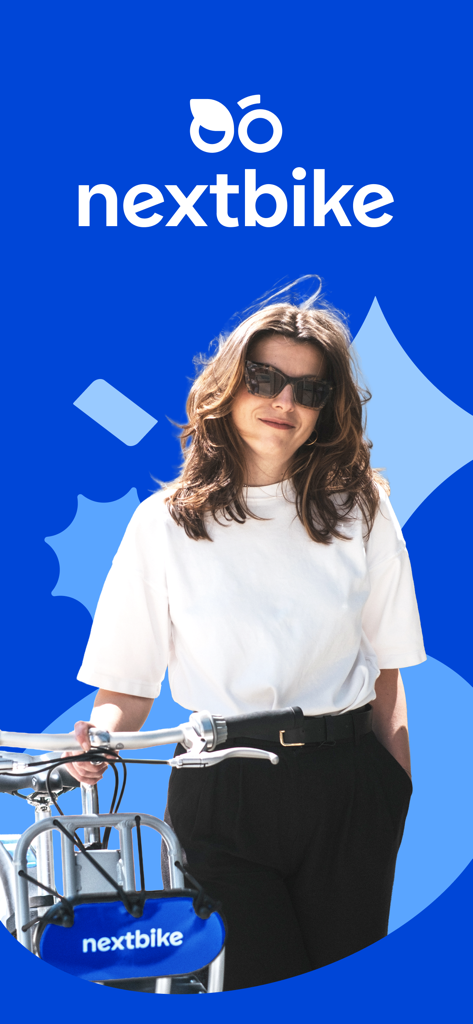サングラスをかけた笑顔の若い女性がnextbikeの自転車と一緒に立っている