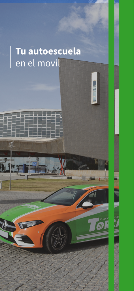 Coche de autoescuela Torcal Autoescuelas con el lema de la aplicación móvil