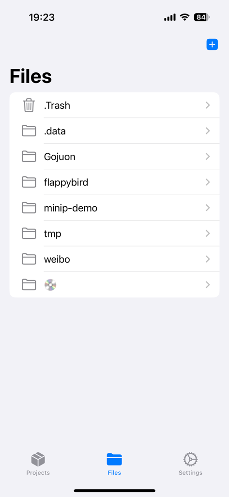 Minip App - La pantalla de gestión de archivos en la aplicación Minip que muestra una lista de carpetas de proyectos de codificación.