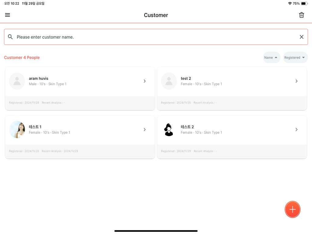Painel de gerenciamento de clientes do aplicativo Solutionist Plus mostrando uma lista de clientes registrados com detalhes de perfil e funcionalidade de pesquisa.