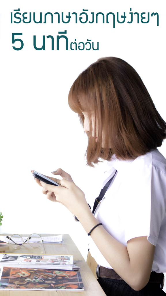 Mulher tailandesa aprendendo inglês no celular 5 minutos por dia