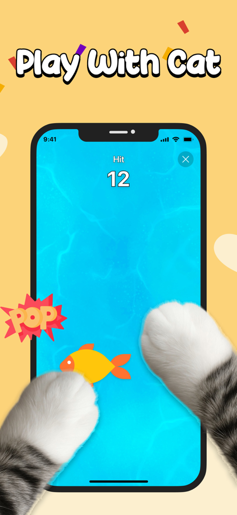Cat Translator: Human to Cat. - Un'interfaccia di app mobile che mostra un gioco per gatti in cui una zampa di gatto tocca un pesce che nuota su uno schermo blu con un contatore di successi.