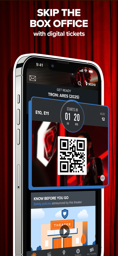 Fandango - Get Movie Tickets - Uno smartphone che visualizza un biglietto del cinema digitale con un codice QR nell'app Fandango