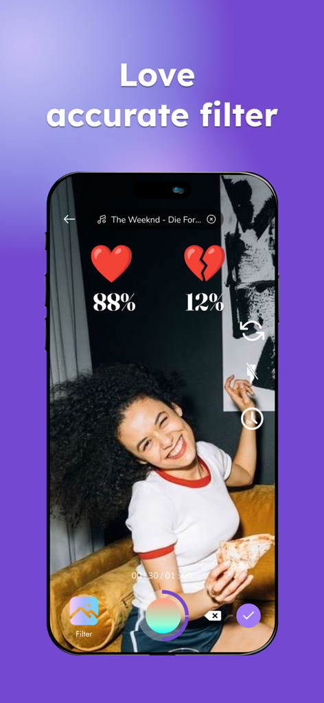 Accurate Filter: Emoji Game - ハートのパーセンテージを表示する絵文字ゲームアプリでラブ・アキュレート・フィルターを使用している若い女性