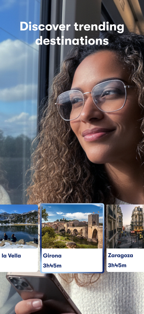 Une femme regarde par la fenêtre d'un train, à côté des suggestions de l'application Omio pour des destinations populaires comme Gérone et Saragosse.