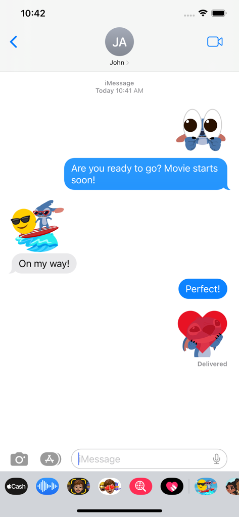 Una pantalla móvil mostrando varios stickers animados de Stitch usados en una ventana de chat de iMessage