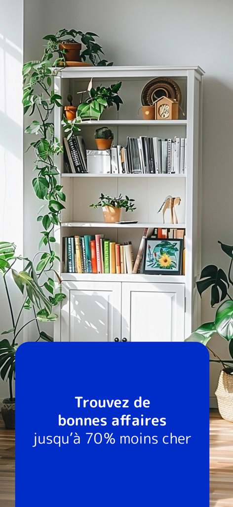 momox shop: achats en ligne - Étagère blanche remplie de livres et de plantes avec une bannière offrant jusqu'à 70 % de réduction sur les articles d'occasion
