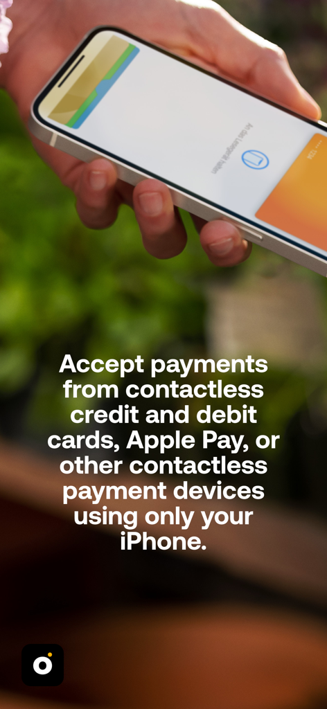 GP tom - Hand hält ein iPhone mit der GP tom App, um kontaktlose Zahlungen zu akzeptieren.