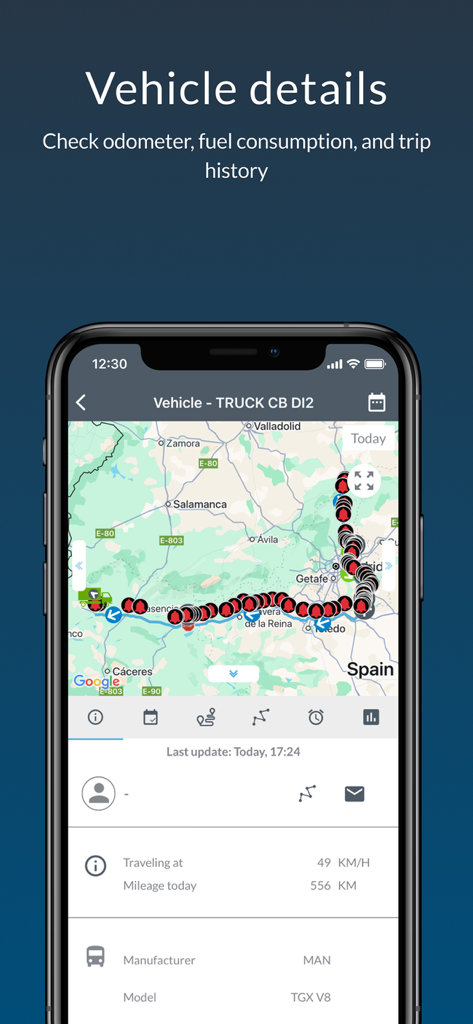 Interfaz de la aplicación Frotcom Fleet Manager mostrando seguimiento de vehículos en tiempo real en un mapa con detalles de velocidad de viaje y kilometraje diario