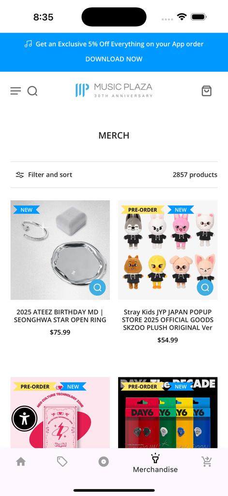 Sección de merchandising de la aplicación Music Plaza mostrando artículos oficiales de Kpop y filtros de compra