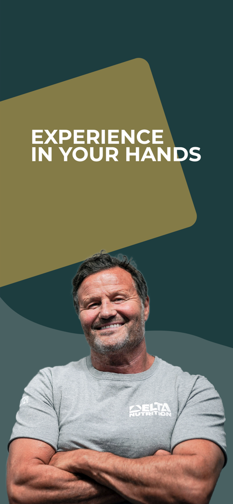 KORE by KOROS - Ein lächelnder Fitness-Experte mit verschränkten Armen auf der KORE by KOROS App-Oberfläche mit dem Text "Erfahrung in Ihren Händen".