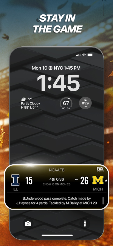 Un écran de verrouillage mobile affichant un widget d'activité en direct FOX Sports avec les scores de football universitaire en temps réel et les mises à jour jeu par jeu.
