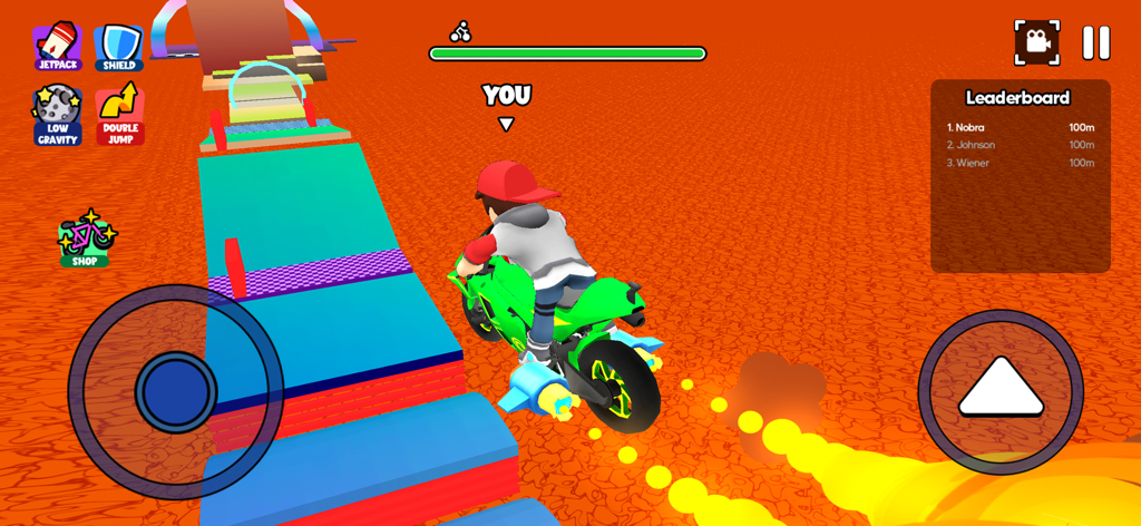 Una persona en una motocicleta verde navegando por un colorido curso de obstáculos de plataformas sobre lava.