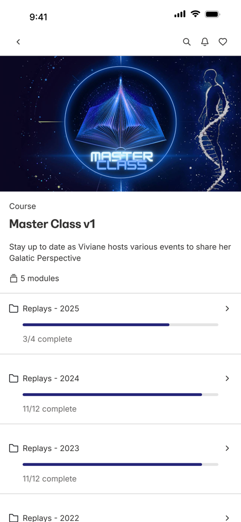 Una página de curso para Clase Magistral v1 en la app Universidad Arcturiana con módulos de Perspectiva Galáctica y seguimiento del progreso de las repeticiones.