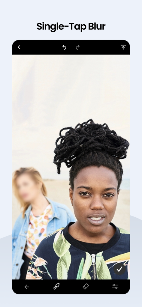 Interfaz de la aplicación TouchRetouch que muestra la función de desenfoque con un solo toque aplicada a una persona en el fondo