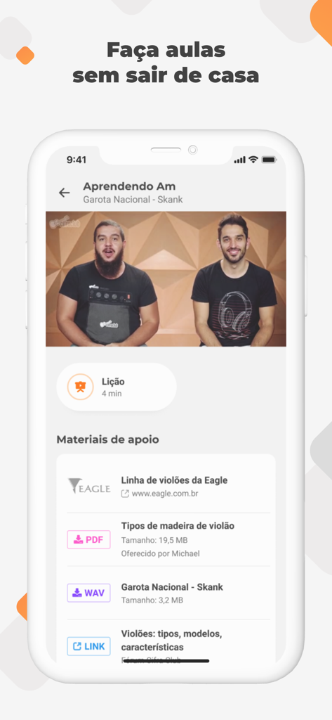Interface of the Cifra Club Academy app showing a video music lesson and a list of downloadable support materials.